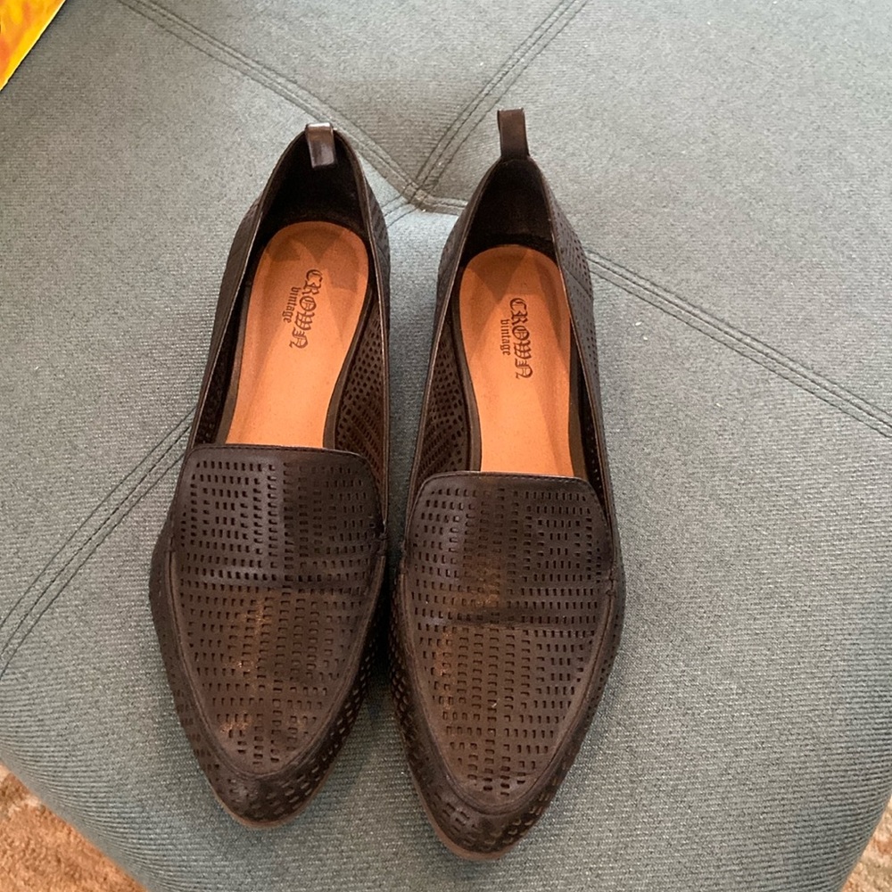 Nice black leather loafers in good condition. Great for fall! Size 6.5M ladies.